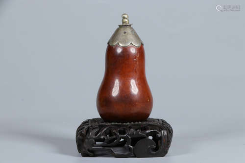 SILVER ENCLOSED GOURD SNUFF BOTTLE ORNAMENT WITH STAND