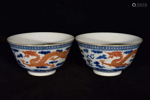 PAIR OF BLUE AND WHITE AND FAMILLE ROSE DRAGONS' BOWLS