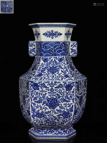 BLUE AND WHITE 'FLOWERS AND VINES' OCTAGONAL VASE WITH LUG HANDLES