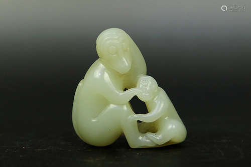 HETIAN JADE CARVED 'TWO MONKEYS' FIGURAL GROUP