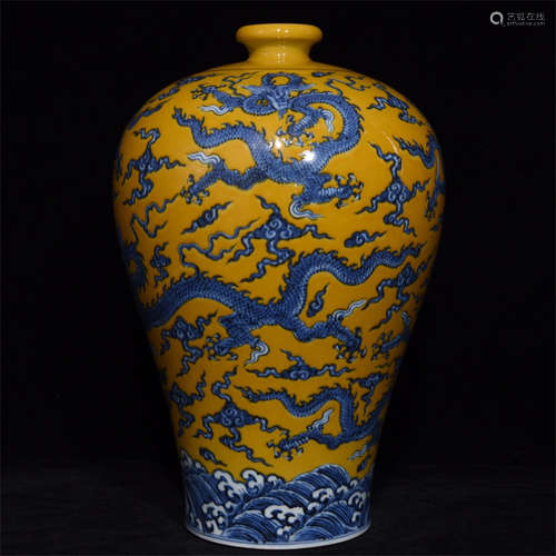 BLUE AND WHITE YELLOW GROUND 'DRAGONS' VASE, MEIPING