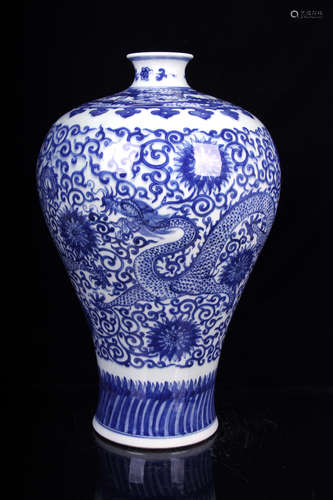 BLUE AND WHITE 'DRAGON' VASE, MEIPING