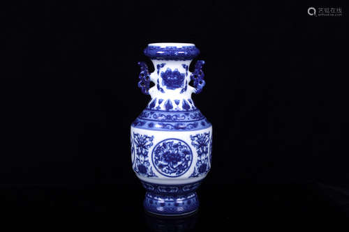 A BLUE AND WHITE PORCELAIN VASE