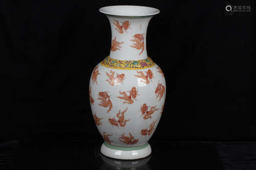 FAMILLE ROSE 'GOLDFISH' VASE