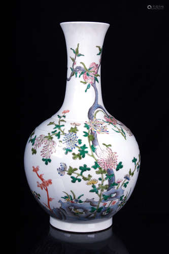 FAMILLE ROSE 'FLOWERS' VASE