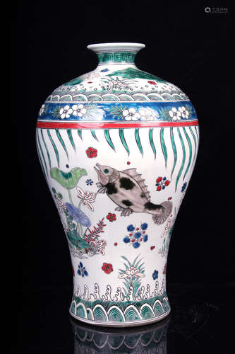 WUCAI 'FISH AND ALGAE' VASE, MEIPING