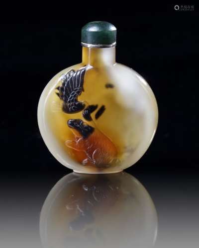 A CHINESE SHADOW AGATE 'EAGLE AND BEAR' SNUFF BOTT…