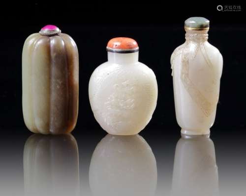 A GROUP OF THREE CHINESE JADE SNUFF BOTTLES