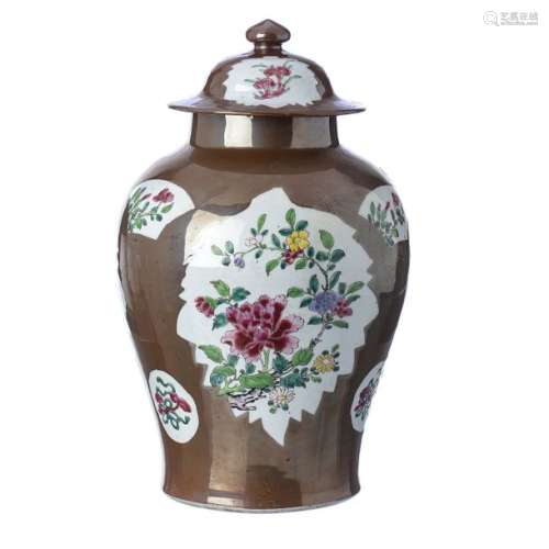 Chinese Porcelain Chocolate Family pot, Yongzheng