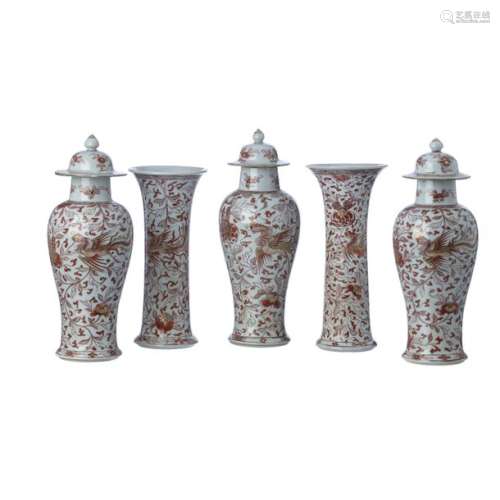 A five piece Chinese porcelain garniture, Qianlong