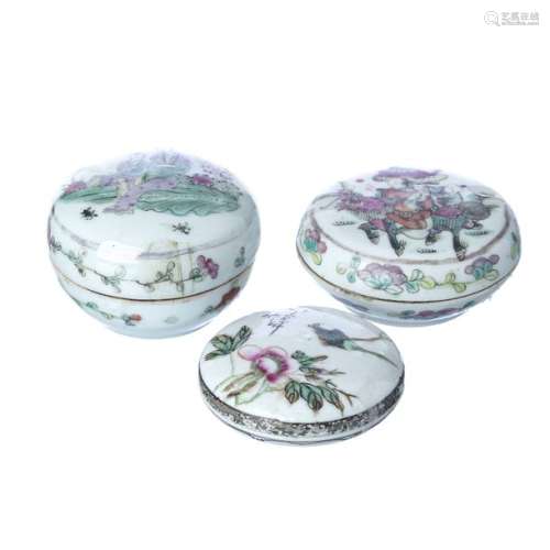 Three miniature boxes in chinese porcelain