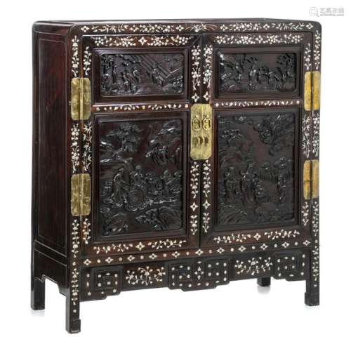 Chinese Hongmu cabinet with mother of pearl, Guang…