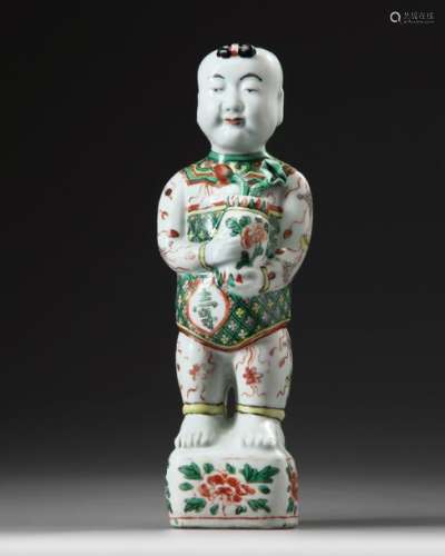 A CHINESE FAMILLE VERTE FIGURE OF A BOY.