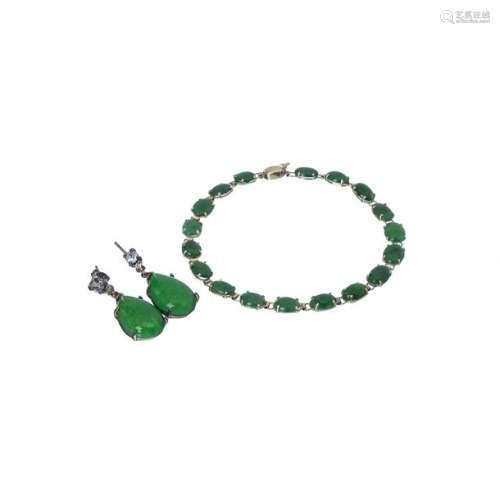 Gold and jade bracelet