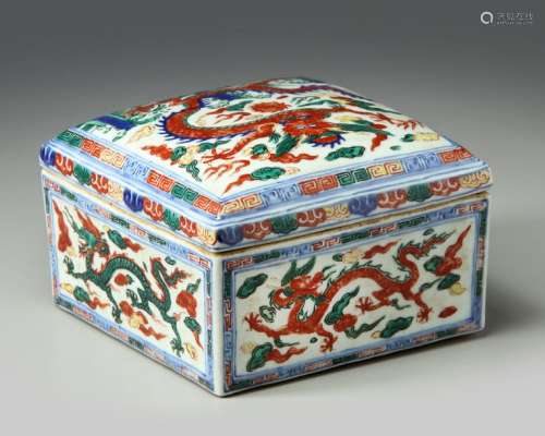A CHINESE WUCAI GLAZED SQUARE BOX AND COVER