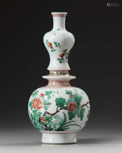 A CHINESE FAMILLE VERTE DOUBLE GOURD VASE