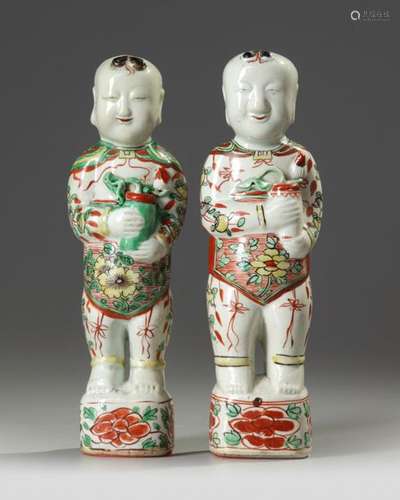 A PAIR OF CHINESE FAMILLE VERTE FIGURES OF BOYS