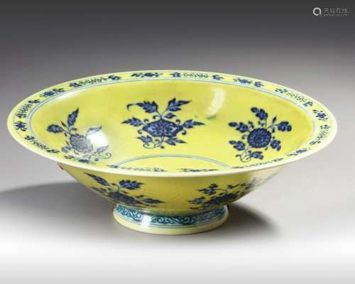 A RARE CHINESE MING STYLE BLUE AND WHITE YELLOW GR…