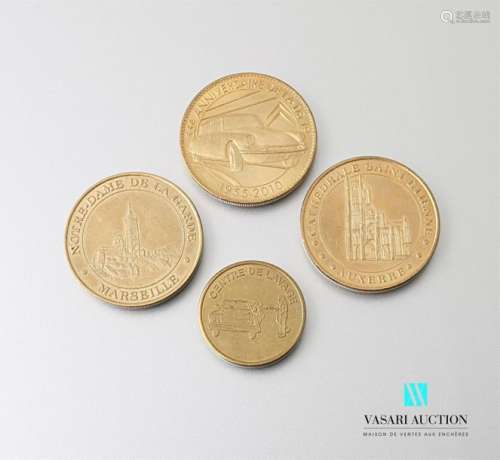 Set of four pieces comprising : A coin Cathedral S…