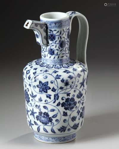 A CHINESE BLUE AND WHITE EWER