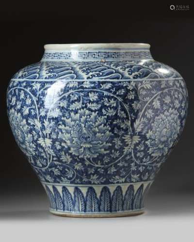 A LARGE CHINESE BLUE AND WHITE JAR