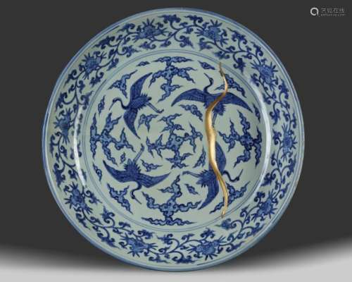 A LARGE CHINESE BLUE AND WHITE 'CRANES' CHARGER