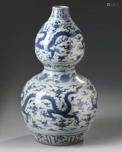 A CHINESE BLUE AND WHITE DOUBLE GOURD VASE