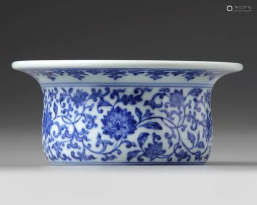 A CHINESE BLUE AND WHITE 'FLORAL' BOWL