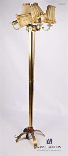 Floor lamp in bronze and brass resting on an arche…