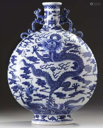 A LARGE CHINESE BLUE AND WHITE 'DRAGON' MOONFLASK