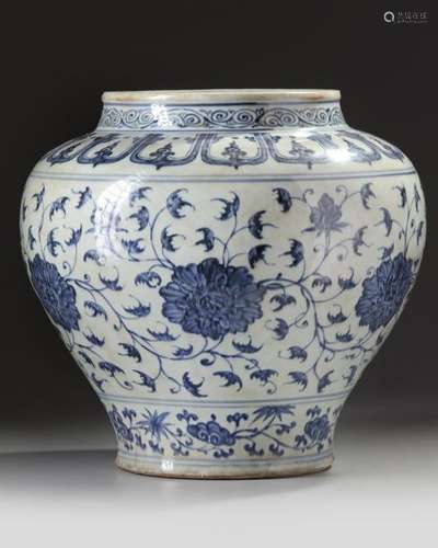 A LARGE CHINESE BLUE AND WHITE 'FLORAL' JAR