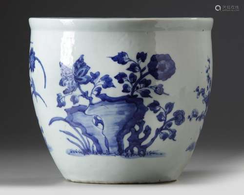 A CHINESE BLUE AND WHITE JARDINIÈRE