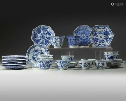 A GROUP OF THIRTY TWO CHINESE BLUE AND WHITE WARES