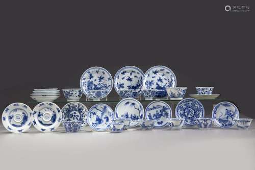 A GROUP OF THIRTHY TWO CHINESE BLUE AND WHITE WARE…