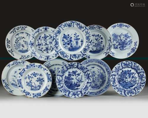 A GROUP OF ELEVEN CHINESE BLUE AND WHITE DISHES