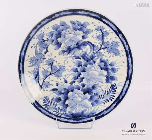 JAPAN White blue porcelain dish decorated with a b…