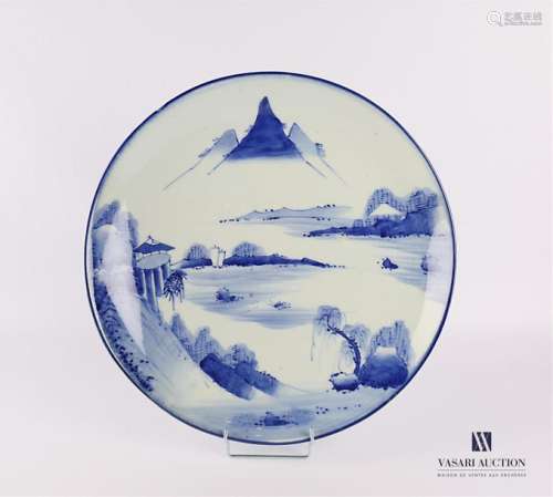 JAPAN Round white and blue porcelain dish decorate…