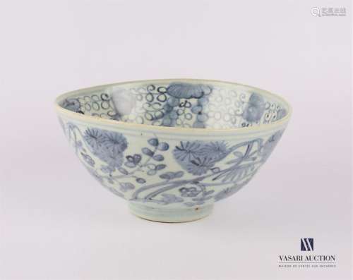 CHINA Porcelain bowl with blue white decoration fe…