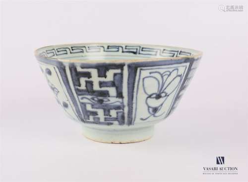 CHINA Porcelain bowl with white blue flowers in al…