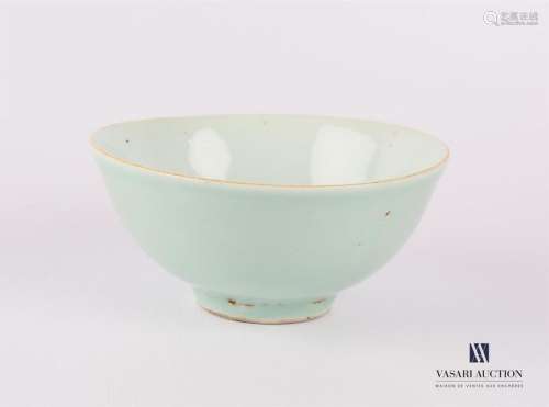 CHINA Bowl with celadon decoration Mark on reverse…