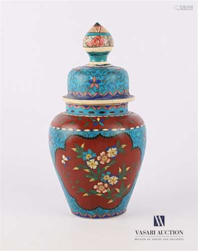 CHINA A covered ceramic vase with polychrome decor…