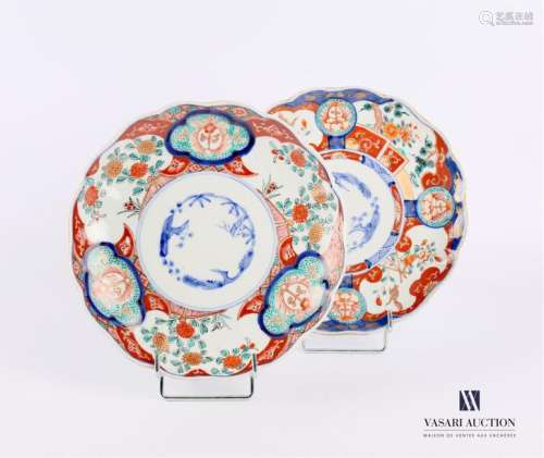 JAPAN Two white porcelain plates with polychrome d…