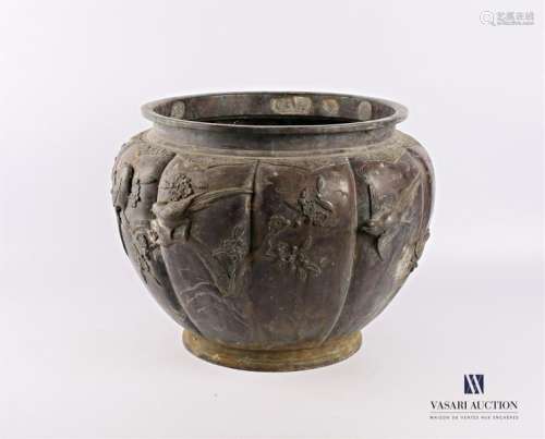 JAPAN Patinated copper pot cover with decoration o…