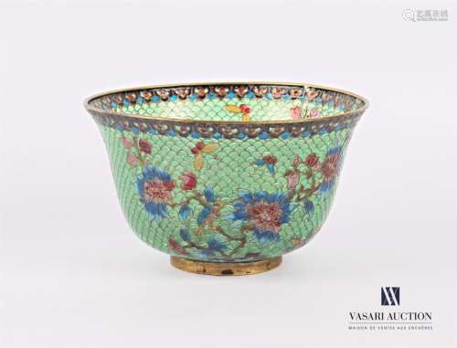 Bowl in cloisonné enamels with peonies and birds d…