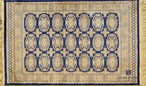 Cotton and silk carpet decorated with repetitive g…