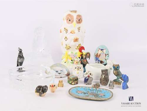 Lot including: a trendy white earthenware owl with…
