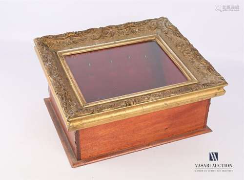 Wooden presentation box, the upper part opens with…