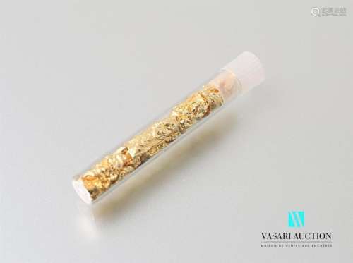 One capsule of gold leaf Gross weight: 2,14 g