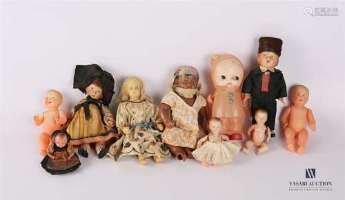 Set of ten dolls and articulated dolls in traditio…