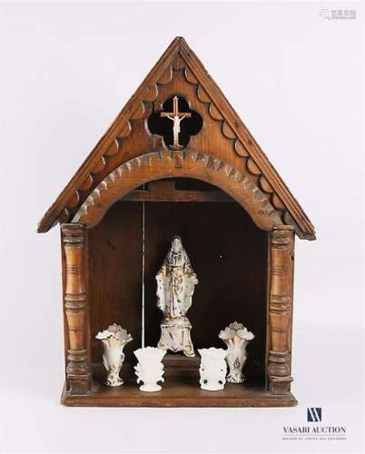 Miniature altar in moulded natural wood, the trian…